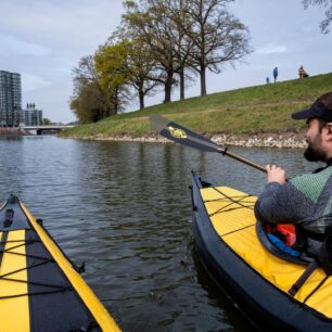 Val vpravo odděluje kanál Miejski od koryta Odry.