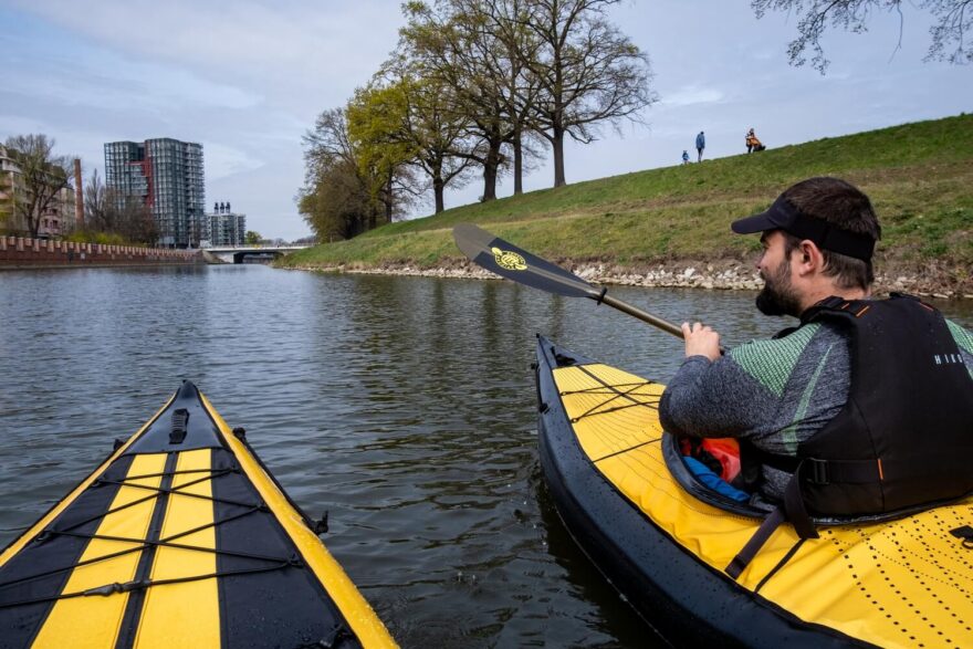 Val vpravo odděluje kanál Miejski od koryta Odry.