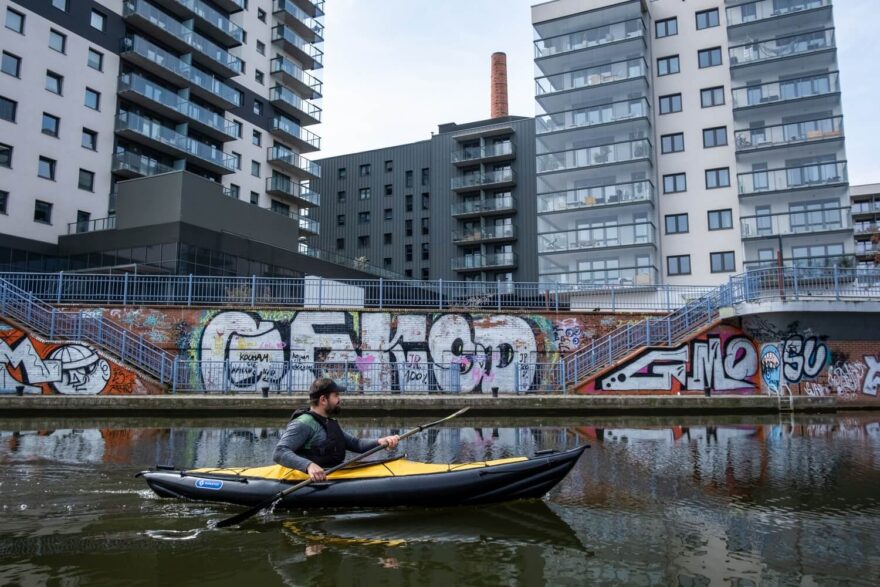 Po levé straně nás na kanálu Miejski skoro celou cestu doprovázela moderní zástavba a nekonečné graffiti.