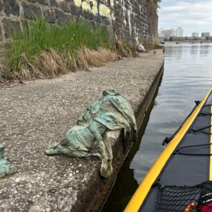 Trpaslík Pracz Odrzański si vzul boty a pere prádlo.