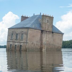 Jak se tam dům dostal? Nechápu.