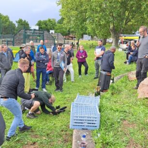 Porada pro účastníky závodu. Slovo má organizátor Alain.
