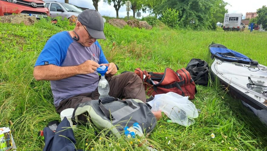 Pašíkova pečlivá příprava nápojů na první etapu.