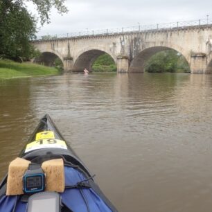 Další most, kde je těžké vybrat oblouk, kterým ho podjedeme.