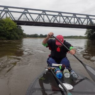 Pašík pádluje a současně kontroluje itinerář trasy.