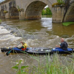Průjezd pod jedním z mnoha mostů, kde je třeba se správně trefit.