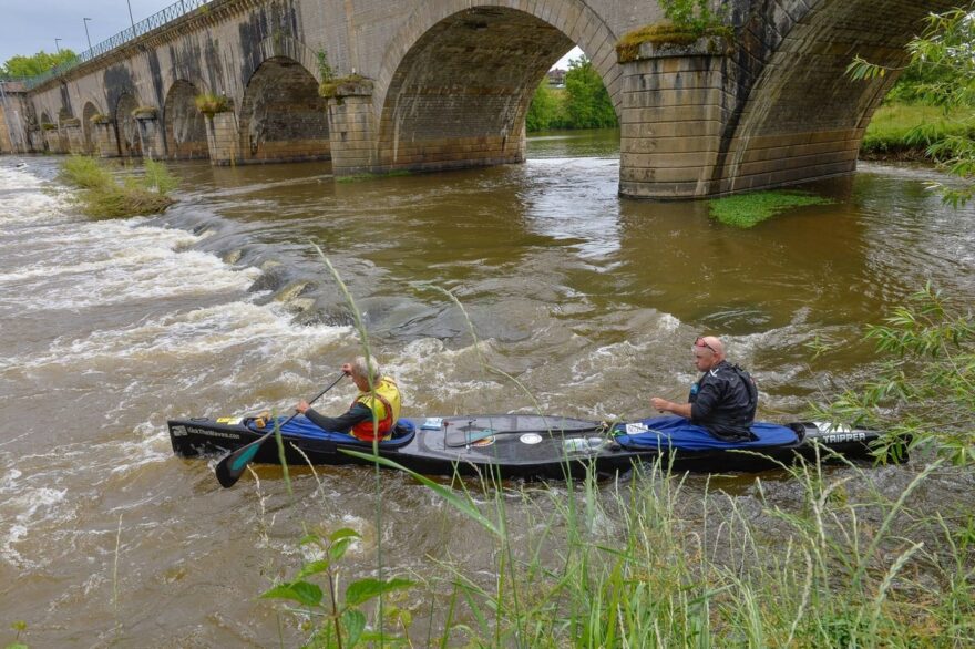 Průjezd pod jedním z mnoha mostů, kde je třeba se správně trefit.