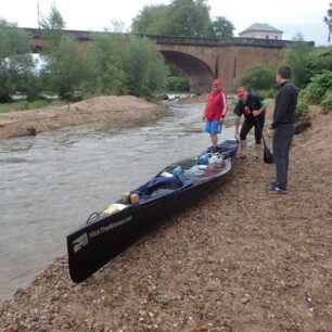 Krátké protažení nohou a těla při přenášce.