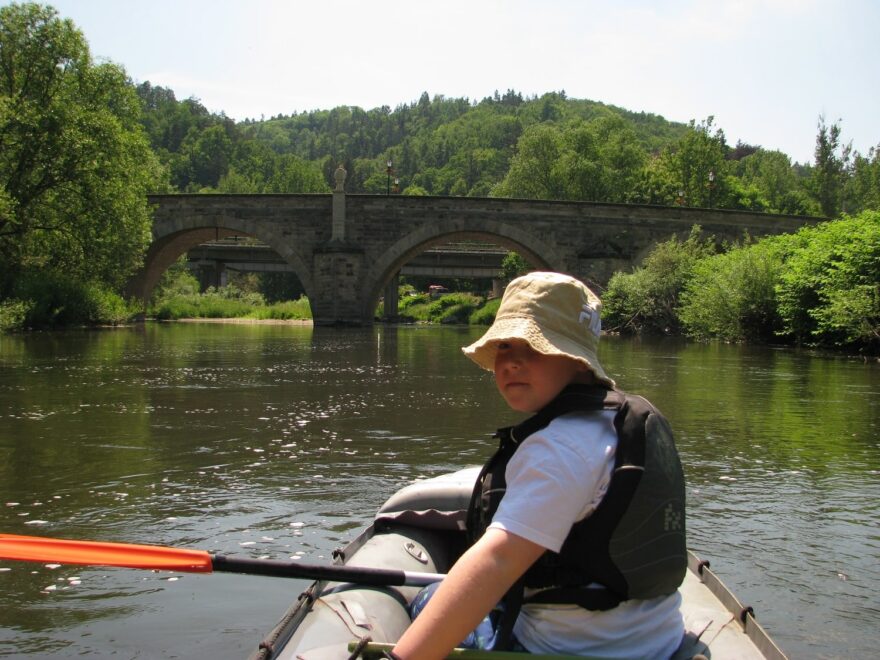 Připlouváme k historickému mostu v Bardo.