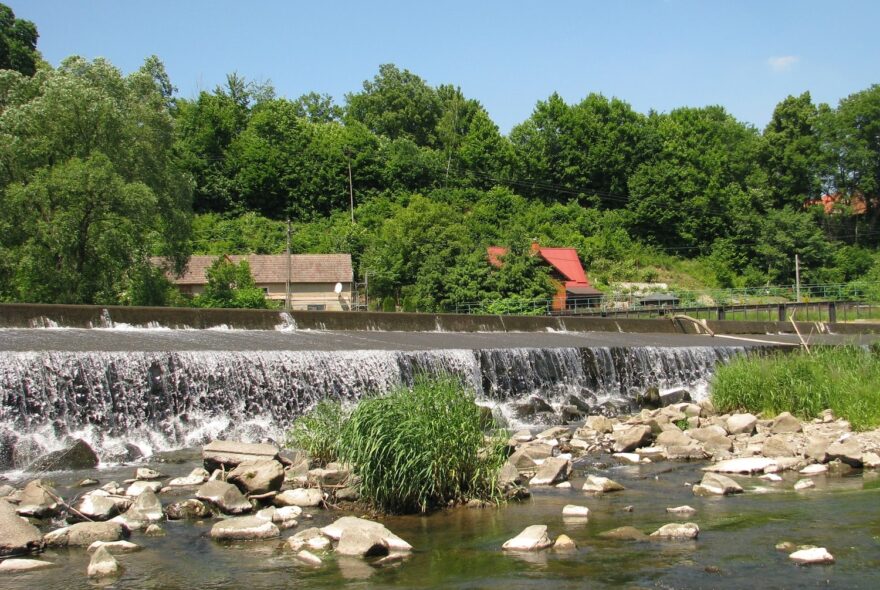 Nesjízdný jez v Opolnici.