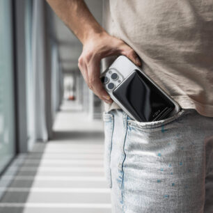 FIXED MagZen 10 Pro – Powerbanka, která se přichytí a nabíjí.