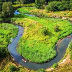 Většina zdejších řek silně meandruje. Fotografie je z řeky Ruda. / F: Kraina Górnej Odry, M. Giba