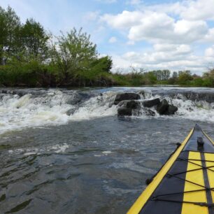 Typický příklad místa, které je 100 metrů dopředu ohlášeno cedulí próg. / F: Petr Snížek