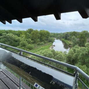 Z rozhledny na polském břehu Odry je krásný výhled nejen na řeku. / F: Petr Snížek