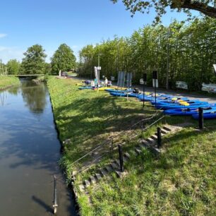 Lodě čekají na klienty na nástupním místě řeky Ruda. Dnes bude na řece frmol. / F: Petr Snížek