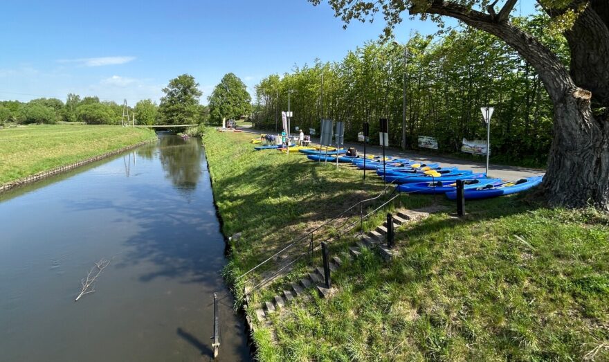 Lodě čekají na klienty na nástupním místě řeky Ruda. Dnes bude na řece frmol. / F: Petr Snížek