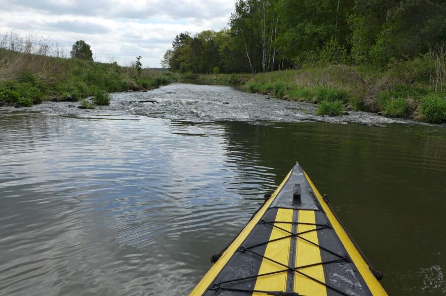 Nájezd do peřeje na Liswartě u obce Danków. / F: Petr Snížek