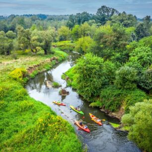 Skupina vodáků na řece Ruda. / F. Kraina Górnej Odry, M. Giba