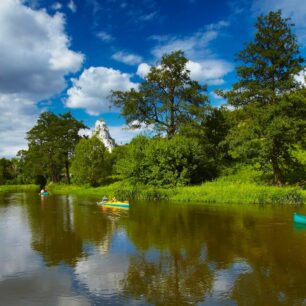 Skupina vodáků na řece Warta jen kousek za městem Čenstochová. / F: www.slaskie.travel, T. Renk