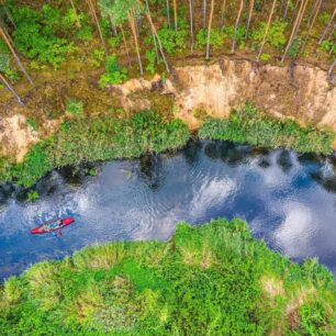 Pro většinu řek je typické pískové dno a často vysoké břehové nátrže. / F: kajakiempoliswarcie.pl