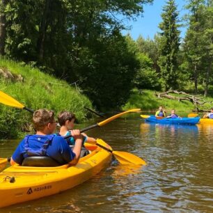 Polští vodáci zdaleka nejčastěji používají plastové deblkajaky. Foto je z řeky Mała Panew. / F: kajakomania.pl