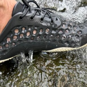 I v silnějším proudu se voda jen procedí skrz boty.