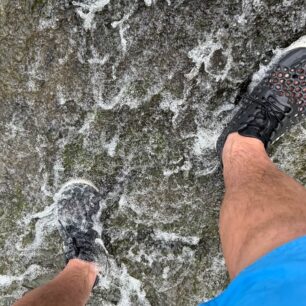 Zkouška bot na kluzkém povrchu porostlém řasami.