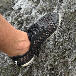 I v silnějším proudu se voda jen procedí skrz boty.