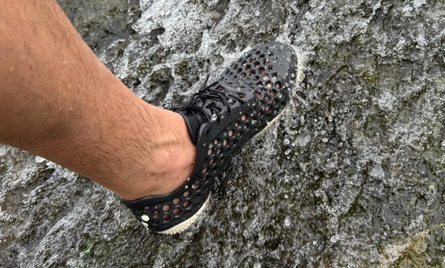 I v silnějším proudu se voda jen procedí skrz boty.