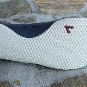 Podrážka ihned po vybalení. Bylo mi jasné, že tak zářivě bílá dlouho nezůstane.