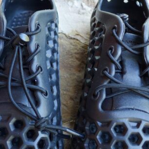 Boty sa zavazují pomocí gumové pruženky a plastové sponky.