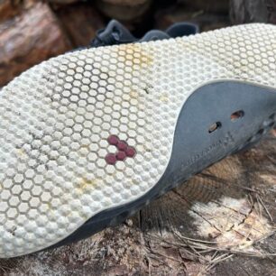 Podrážka je i po dvou měsících používání v super stavu, jen už není čistě bílá.