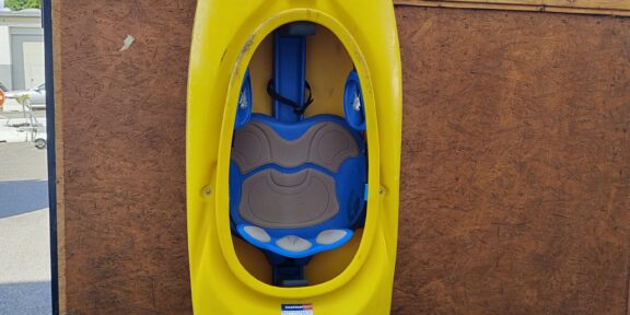 kajak LIQUID LOGIC HUCK délka 234 cm, váha 20,6 kg