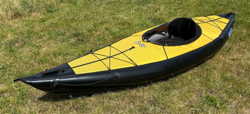 Celkový pohled na kajak Swing 1 od přídě.