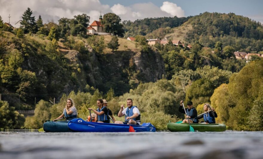 Na této skále leží obec Tetín. / F: Ondřej Soukup