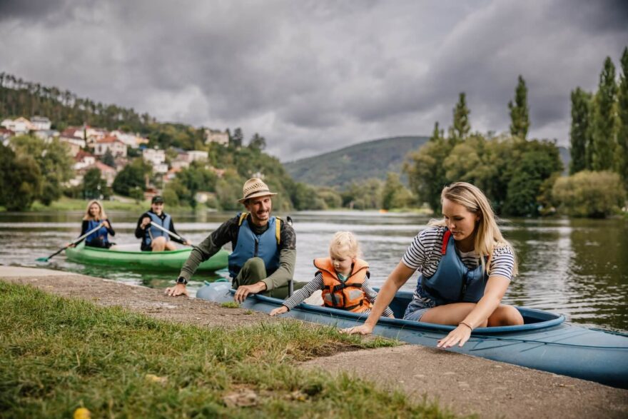 U jezu v Berouně je třeba vystoupit a lodě přenést. / F: Ondřej Soukup