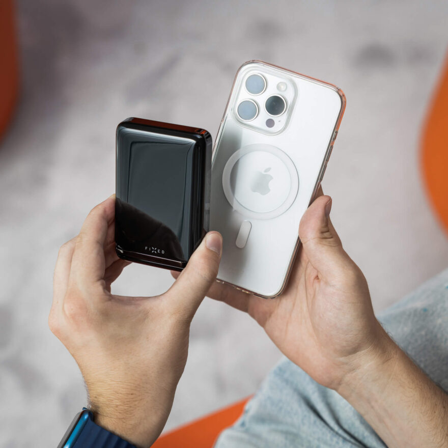 FIXED MagZen 10 Pro – Powerbanka, která se přichytí a nabíjí.