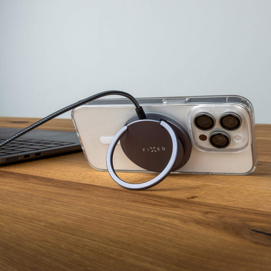 Bezdrátová nabíječka FIXED MagPad Pro s podporou MagSafe, Qi2 certifikací a stojánkem.