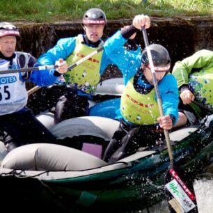 Posádka HRT veteran při závodech na Trnávce v roce 2012.