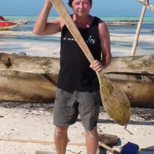 S pádlem lokální výroby na Zanzibaru v roce 2012.