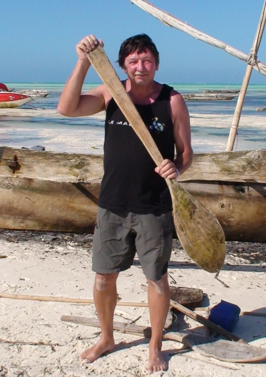 S pádlem lokální výroby na Zanzibaru v roce 2012.