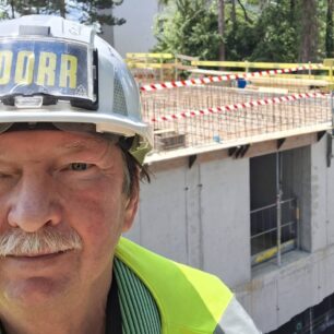 Na své poslední stavbě, po které se chystá do důchodu.