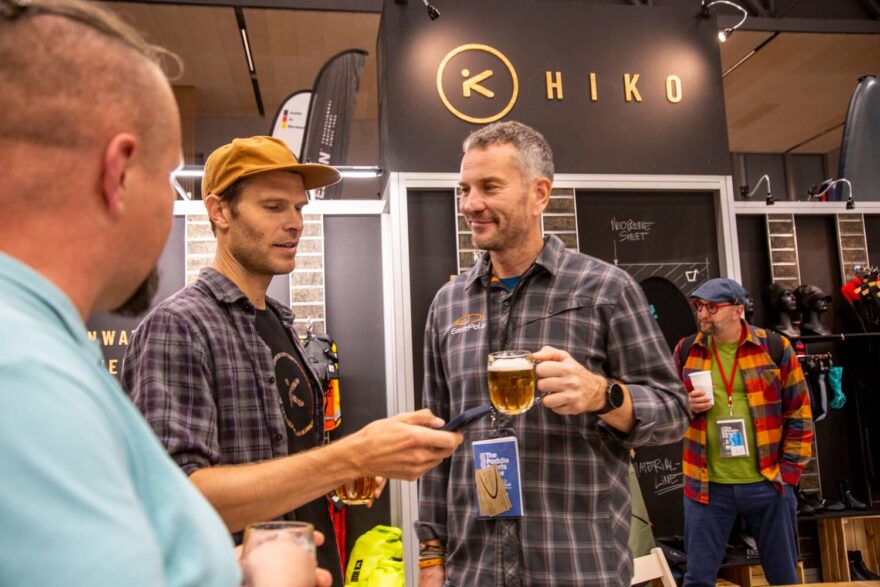 Někdy se dá pracovat i s pivem v ruce... Paddle Sports Show 2024.