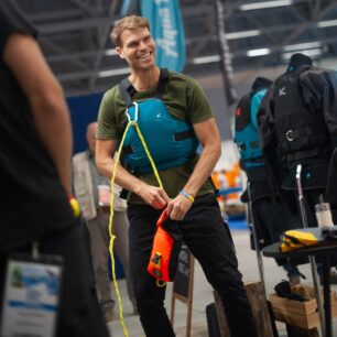 Předvádění revolučních házeček na Paddle Sports Show 2023.