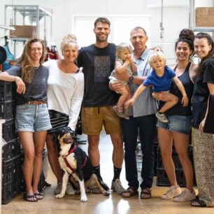 Hilgertových najdete v Hiku opravdu hodně a nová generace už se zaučuje. Zleva Amálie, Marcela, Matyáš, Ivan, Kristýna a Natálie. Jména dětí a psa neuvádíme.