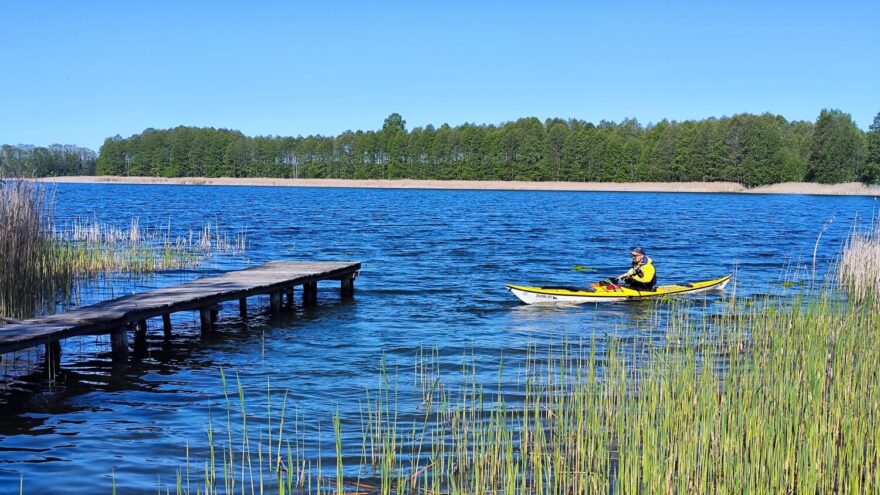 Výprava po řece Czarna Hańcza začíná na hladině jezera Wigry.