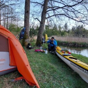 Kempování na řece Czarna Hańcza bylo mimo sezónu zcela bez lidí.