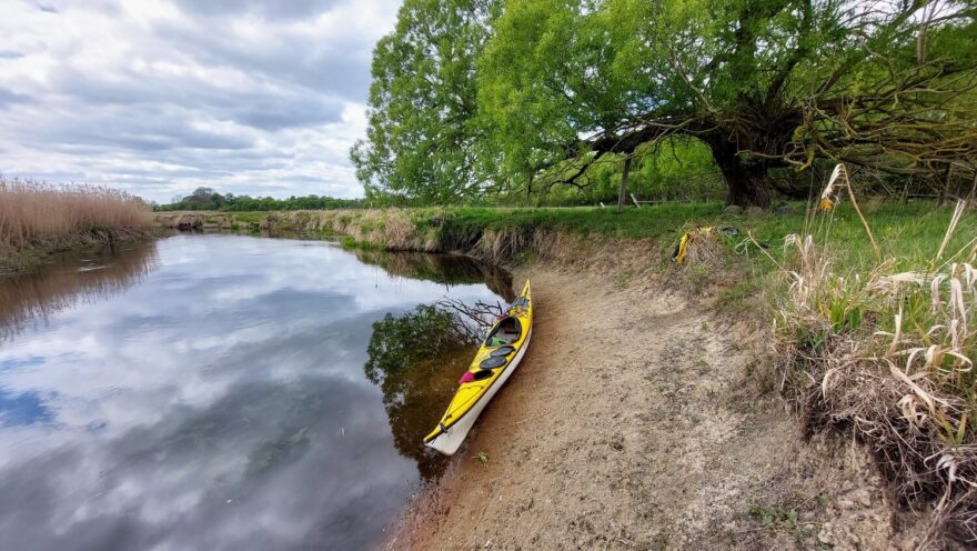 Tady se zastávce na krátkou pauzu prostě nedalo odolat. Řeka Biebrza.