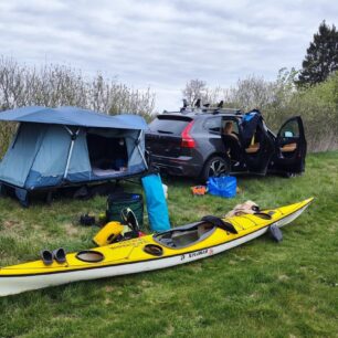 Ideální zázemí se stanem Thule, který poskytuje skvělé pohodlí a vozem Volvo XC60,