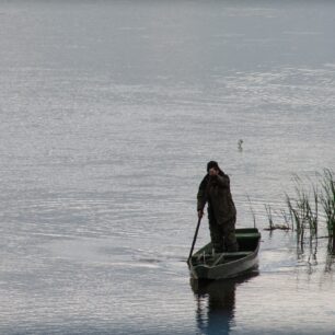 Rybaření na řece Narew je velmi populární. Rybáři používají specificky tvarované lodě a pohánějí je bidlováním.